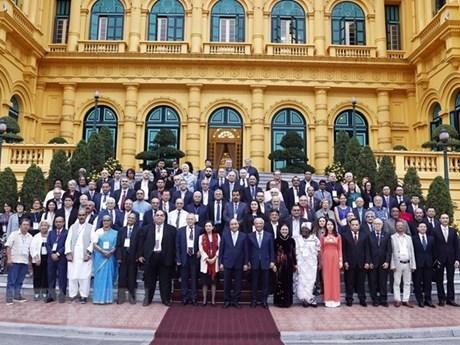 Le Président de la République Nguyên Xuân Phuc pose avec les délégués participant à la 22e Assemblée du Conseil mondial de la paix. Photo : VNA.