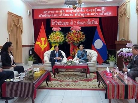 Le président du Comité populaire municipal Phan Van Mai et la consule générale du Laos à Hô Chi Minh-Ville, Phimpha Keomixay. Photo : VNA.