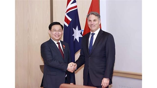 Le Président de l’Assemblée nationale vietnamienne Vuong Dinh Huê (à gauche) et le vice-président du Parti travailliste, Vice-Premier ministre et ministre australien de la Défense, Richard Marles. Photo : VNA.