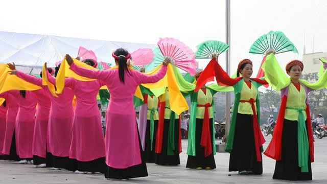 L'ancienne danse des drapeaux et des éventails est apparue sous la dynastie Trân et préservée dans le village de Giang. Photo : NDEL.