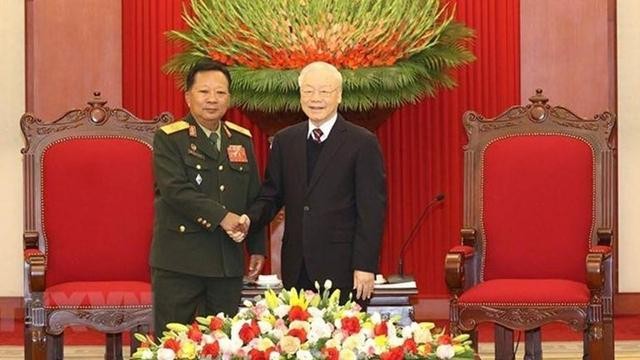 Le Secrétaire général du Parti communiste vietnamien, Nguyên Phu Trong (à droite) et le Vice-Premier ministre et ministre lao de la Défense, Chansamon Chanlyath. Photo : VNA.