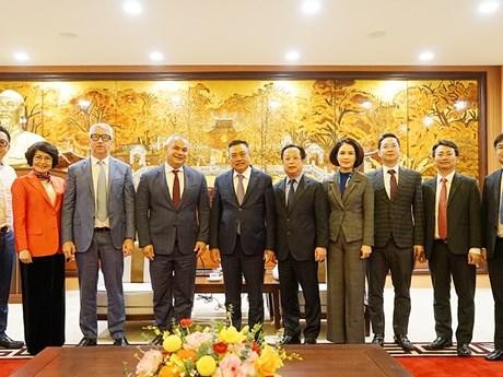 Le président du Comité populaire de Hanoi, Trân Sy Thanh, le maire de Gold Coast, Tom Tate, et les délégués lors de la rencontre. Photo: hanoimoi.com.vn