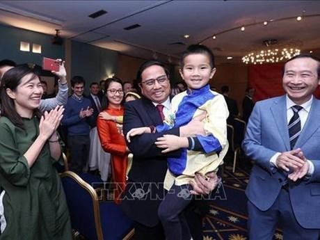 Le Premier ministre Pham Minh Chinh rencontré la communauté vietnamienne au Luxembourg. Photo : VNA