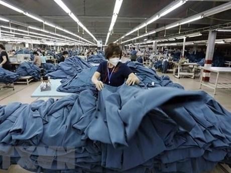 Production de vêtements destinés à l'exportation vers le marché espagnol chez Ho Guom Garment Company, à Huong Yên. Photo: VNA
