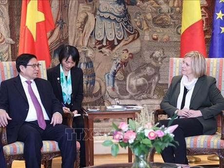 Le Premier ministre Pham Minh Chinh et la présidente de la Chambre des représentants belge Éliane Tillieux. Photo : VNA