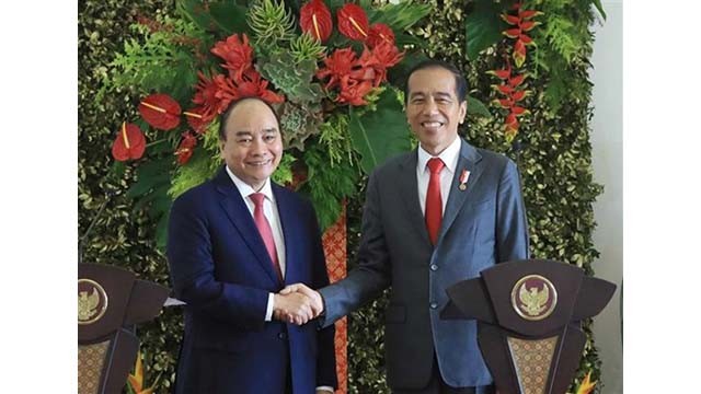 Le Président vietnamien, Nguyên Xuân Phuc (à gauche), et son homologue indonésien, Joko Widodo, lors de la rencontre avec la presse, à l’issue de leur entretien, à Jakarta, le 22 décembre. Photo : VNA.