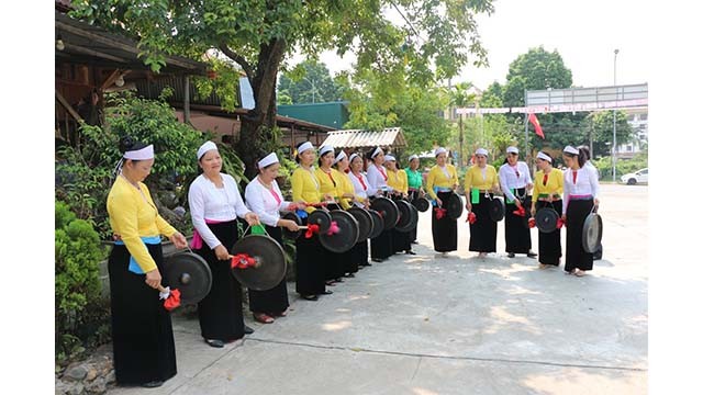 Les femmes du quartier de Thinh Lang, ville de Hoa Binh City, jouent souvent des gongs lors d'activités de festival ou d'événements locaux importants. Photo MH