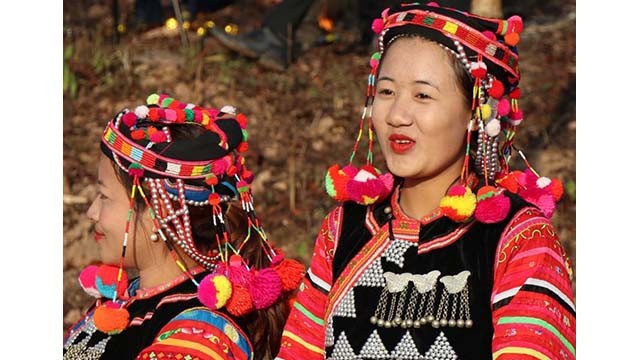 Les jeunes Hà Nhì en costume traditionnel à l'occasion du Têt « Khụ Sự Chà ». Photo : VNA.