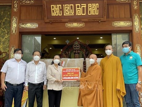 Des représentants de la Sangha bouddhiste du Vietnam (SBV) offrent des dons aux autorités de Hô Chi Minh-Ville pour soutenir la lutte contre le Covid-19. Photo : VNA.