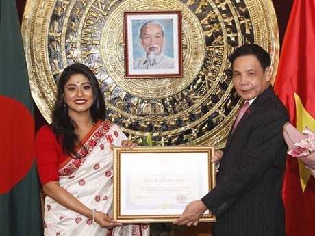 L’ambassadeur du Vietnam au Bangladesh, Pham Viêt Tiên et la directrice artistique du Théâtre de danse Turongomi, Pooja Sengupta, lors de la cérémonie. Photo : VNA.