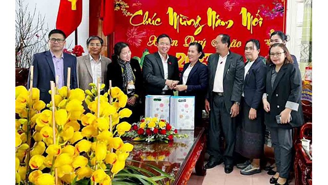L'Union des femmes de Champassak (Laos) rend visite et formule les meilleurs vœux du Têt à Lâm Dông. Photo : NDEL.