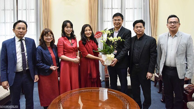 Le Vice-ministre Pham Quang Hiêu reçoit le président du Club Hoang Sa-Truong Sa en Pologne. Photo: baoquocte.vn