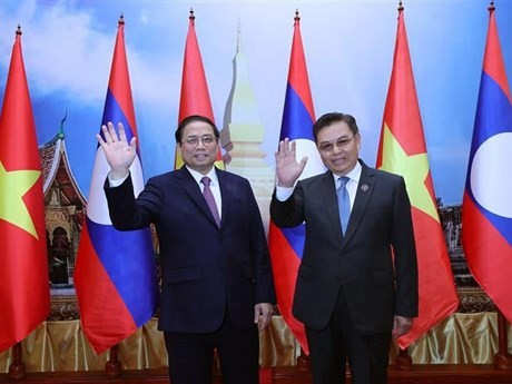 Le Premier ministre Pham Minh Chinh (à gauche) et le Président de l'Assemblée nationale lao (AN) Saysomphone Phomvihane. Photo : VNA.