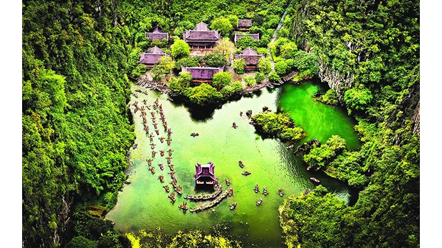 Le site du patrimoine culturel et naturel mondial Tràng An dans la province de Ninh Binh (au Nord-Est du Vietnam) est une perle verte entre le ciel et la terre, captivant l'année dernière des millions de touristes nationaux et internationaux. Photo : NDEL.