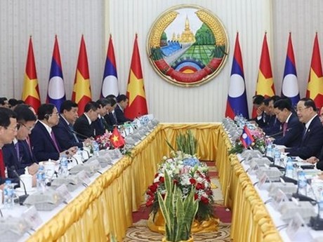 L'entretien entre les deux Premiers ministres Pham Minh Chinh et Sonexay Siphandone. Photo : VNA.