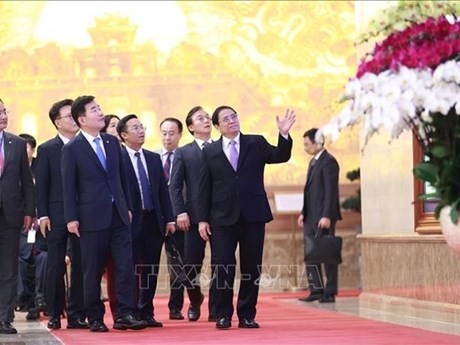 Le Premier ministre Pham Minh Chinh (premier à droit) présente au président de l'Assemblée nationale sud-coréenne Kim Jin-pyo (3e à gauche) des héritages culturels du Vietnam. Photo : VNA.