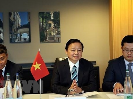 Le vice-PM Tran Hong Ha (au centre) lors d’un entretien. Photo : VNA.