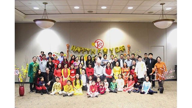 Dans la ville de Dallas, au Texas, des jeunes, des étudiants vietnamiens se sont rencontrés et ont célébré une fête agréable et joyeuse. Photo : baoquocte.vn