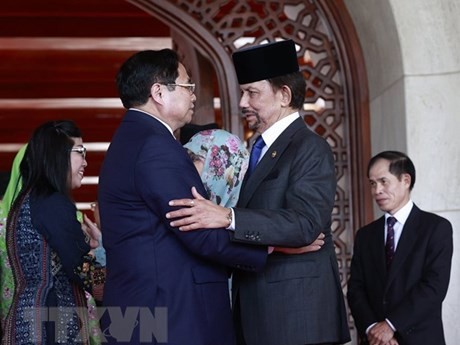 Le Premier ministre Pham Minh Chinh (à gauche) et le sultan de Brunei Hassanal Bolkiah. Photo : VNA.