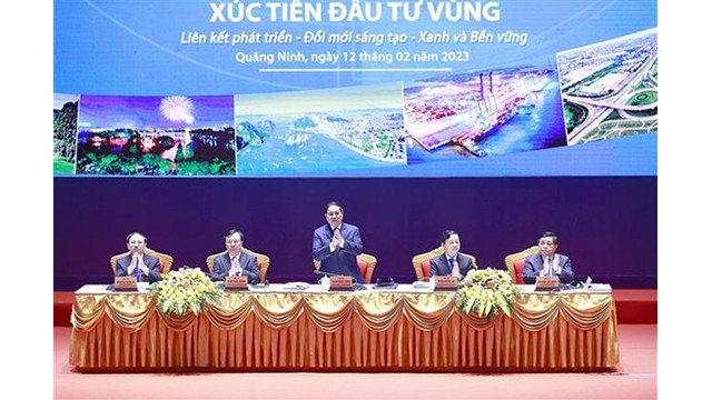 Le Premier ministre Pham Minh Chinh (debout) lors de la conférence. Photo : VNA. 