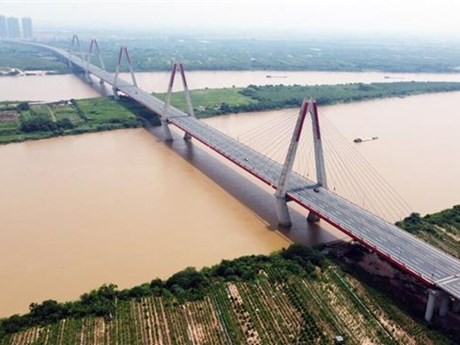 Le pont de Nhât Tân enjambant le fleuve Rouge à Hanoï. Photo : VNA/CVN.