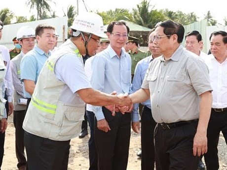 Le Premier ministre Pham Minh Chinh sur le chantier de construction du pont Rach Miêu 2. Photo : VNA.