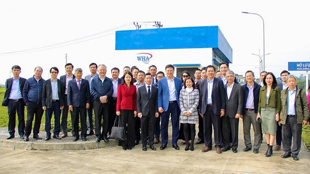 Une délégation de chefs de missions diplomatiques vietnamiennes à l'étranger visite des parcs industriels à Nghê An. Photo : baoquocte.vn