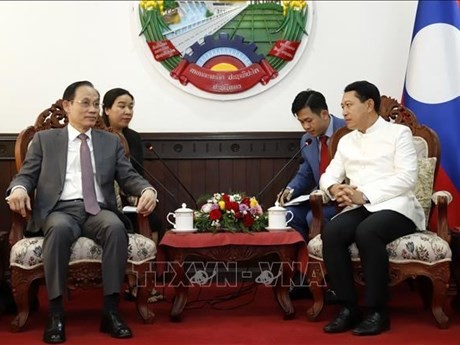 Le Vice-Premier ministre et ministre lao des Affaires étrangères, Saleumxay Kommasith, reçoit le président de la Commission des Relations extérieures du Comité central du PCV, Lê Hoài Trung (à gauche). Photo : VNA.