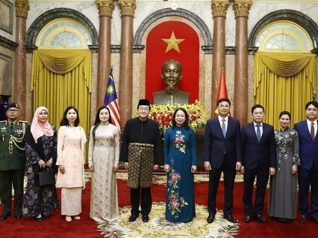 La Présidente par intérim Vo Thi Anh Xuân et l'ambassadeur de Suisse, Thomas Gass. Photo : VNA.