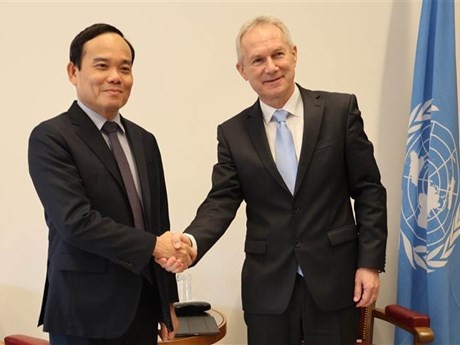Le Vice-Premier ministre Trân Luu Quang (à gauche) et le Président de l'Assemblée générale des Nations Unies, Csaba Korosi. Photo : VNA.