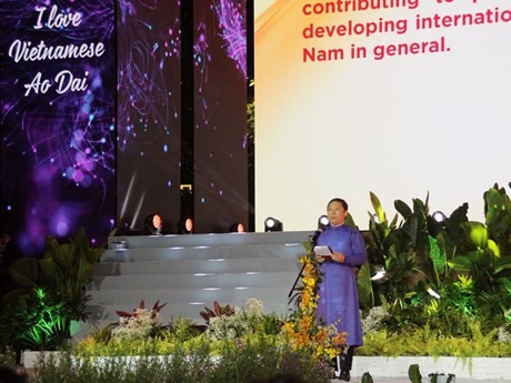 Le vice-président du Comité populaire municipal Duong Anh Duc prend la parole à l’ouverture de la 9e Fête de l'áo dài de Hô Chi Minh-Ville. Photo : VNA/CVN.