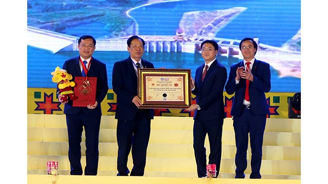 Lors de la cérémonie d'ouverture, le comité d'organisation a annoncé et décerné le certificat d'indication géographique du vin de maïs Na Hang. Photo : NDEL.