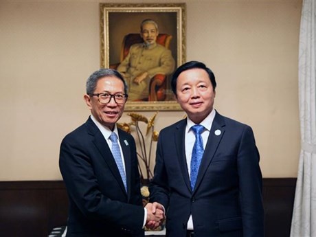 Le Vice-Premier ministre Trân Hông Hà (à droite) et le secrétaire philippin à l'Énergie Raphael Perpetuo M. Lotilla. Photo : VNA.
