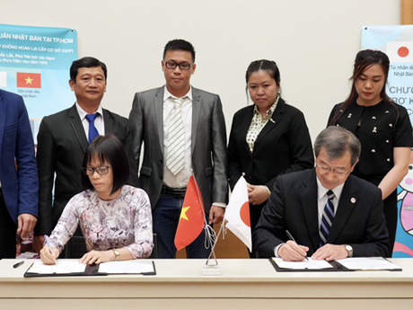 Cérémonie de signature des contrats d'aide non remboursable, le 7 mars au Consulat général du Japon à Hô Chi Minh-Ville. Photo : tuoitre.vn