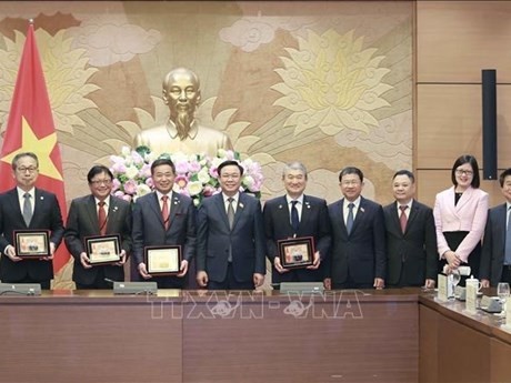 Vuong Dinh Huê et la délégation de Keidanren: Photo : VNA.