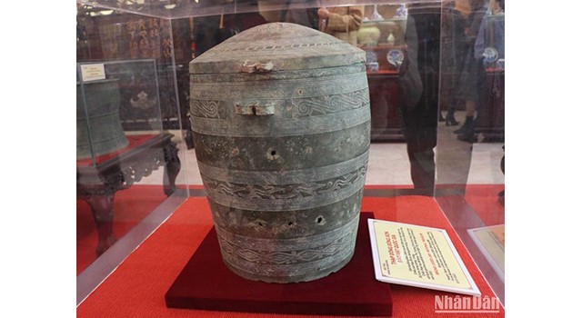 Le trésor national de la jarre culturelle en bronze de Sông Son est exposé au Musée de Nam Hông (ville de Tu Son, province de Bac Ninh), le 25 février. Photo : Thai Son.