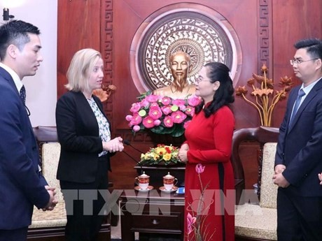 La secrétaire adjointe du Comité du Parti et présidente du Conseil populaire de Hô Chi Minh-Ville, Nguyên Thi Lê (à droite) et la sous-secrétaire d’État adjointe américaine pour le Bureau des affaires de l’Asie de l’Est et du Pacifique du Département d’État américain, Melissa Brown. Photo : VNA.