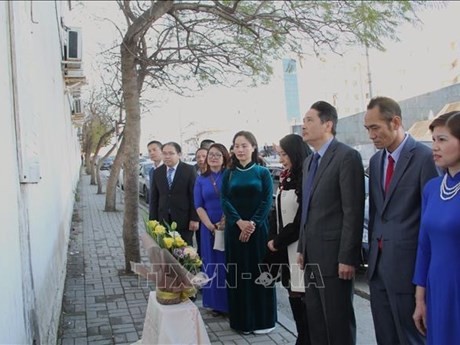 L'ambassadeur du Vietnam en Algérie, Nguyên Thành Vinh, devant le mémorial situé dans la rue Journalistes du Vietnam 8/3/1974 à Alger. Photo : VNA.