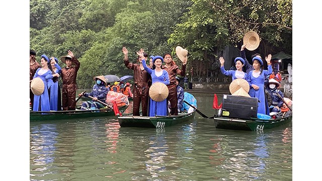 La représentation du chant alterné "Quan ho" lors du festival de Tràng An à Ninh Binh attire de nombreux touristes. Photo : NDEL.