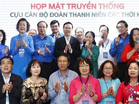 Le Président du Vietnam, Vo Van Thuong (veste noir, au centre), et des anciens responsables de l'Union de la Jeunesse communiste Hô Chi Minh. Photo : VNA.