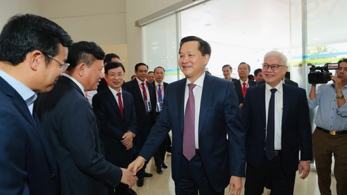 Le Vice-Premier ministre vietnamien, Lê Minh Khai (à droite), rencontre les responsables de VSIP I - Binh Duong. Photo : VNA.