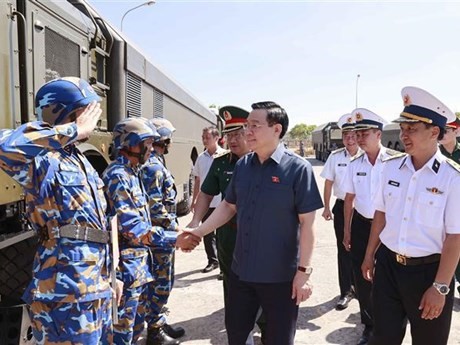 Le Président de l’Assemblée nationale, Vuong Dinh Huê (au centre), avec des officiers et soldats de la brigade 681 de la région navale 2. Photo : VNA.