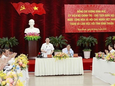 Le Président de l’Assemblée nationale vietnamienne, Vuong Dinh Huê (debout), travaille avec les responsables de la province de Binh Thuân (au Centre du Vietnam). Photo : VNA.