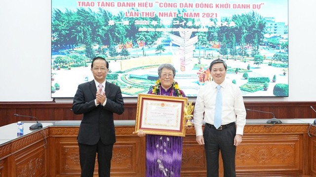Une cérémonie pour honorer et décerner le titre de « Citoyen illustre de Dông Khoi » et de « Citoyen honoraire de Dôg Khoi » à Akemi Bando, secrétaire générale de l'Association d'aide à l'enfance Vietnam-Japon. Photo : NDEL.