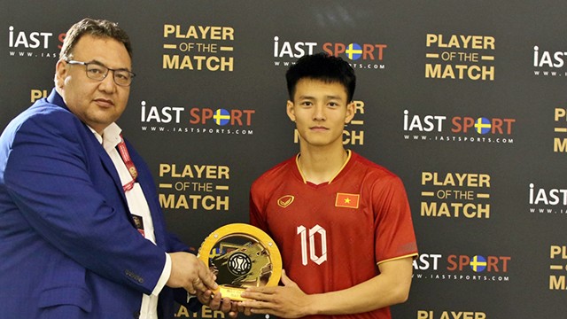 L'attaquant Nguyên Thanh Nhàn a reçu le prix du meilleur joueur à l’issue du match nul entre l’équipe de football U23 du Vietnam et celle du Kirghizistan. Photo : VFF.