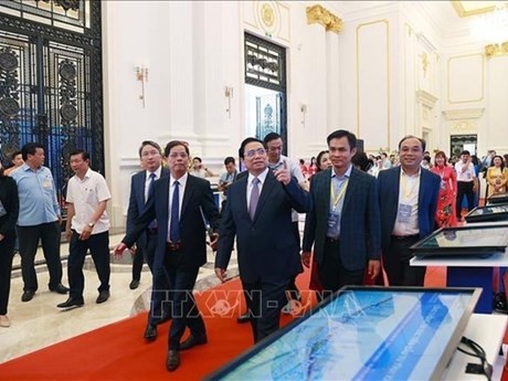 Le Premier ministre vietnamien, Pham Minh Chinh (au centre), à la conférence pour rendre publique la planification provinciale et la promotion des investissements dans la province de Khanh Hoa de 2023. Photo : VNA.