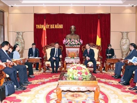 Le secrétaire du Comité municipal du Parti de Dà Nang, Nguyên Van Quang (à droite), reçoit Liu Ning, secrétaire du Comité du Parti de la région autonome Zhuang du Guangxi (Chine). Photo : VNA.