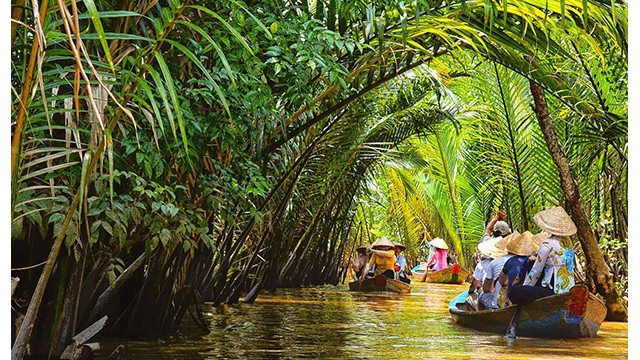 Arrivée à Bên Tre, Brekke Fletcher a eu l’occasion de visiter les rivières du sud du Vietnam sur une barque. Photo : Vietnamnet.vn