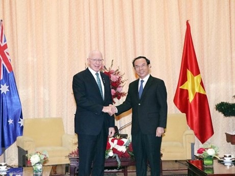 Le secrétaire du Comité populaire de Hô Chi Minh-Ville, Nguyên Van Nên (à droite), a reçu mercredi 5 avril le gouverneur général d'Australie David, John Hurley. Photo : VNA. 