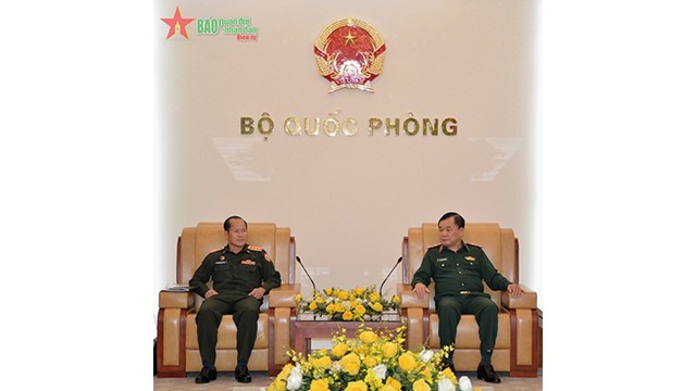 Le général de corps d'armée Hoàng Xuân Chiên, vice-ministre vietnamien de la Défense (à droite) et le colonel Thiem Homsana, directeur du Département de Chimie de l’Etat-major de l'Armée populaire lao. Photo : www.qdnd.vn